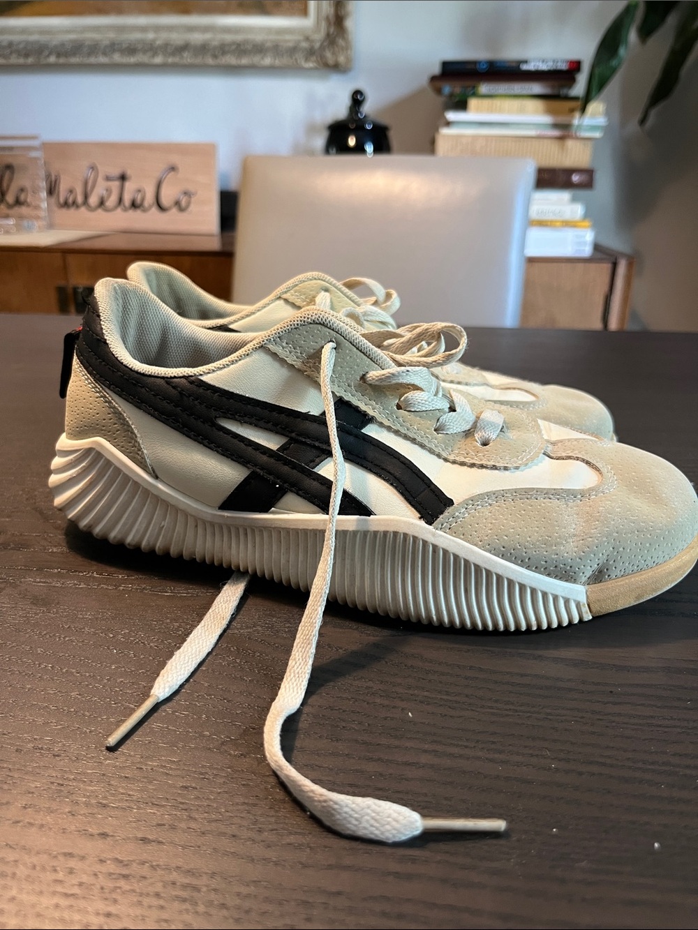 Women’s De Florance Size 8 Milan or Cloudea sneakers